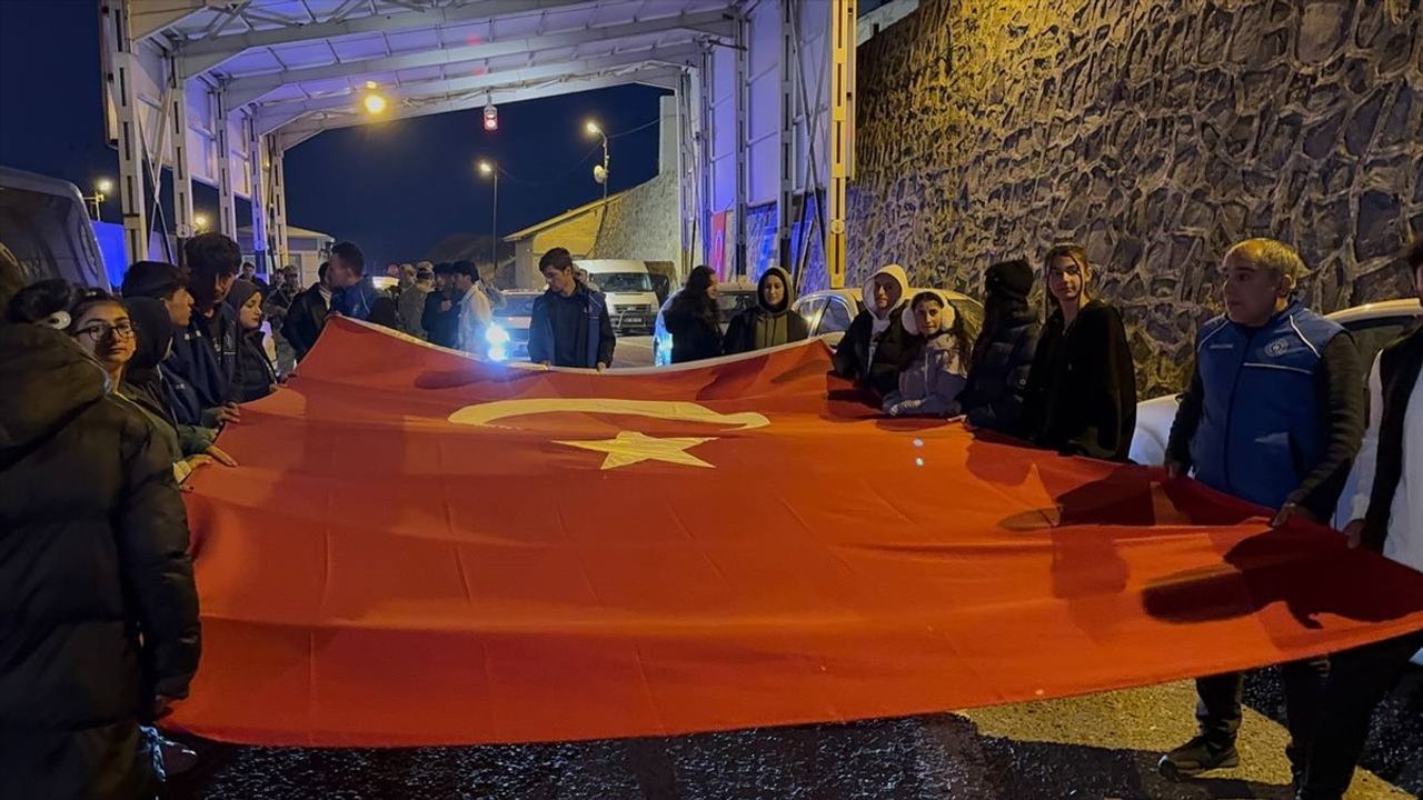 Kars ve Ağrı'da 29 Ekim Coşkusu: Fener Alayı Düzenlendi