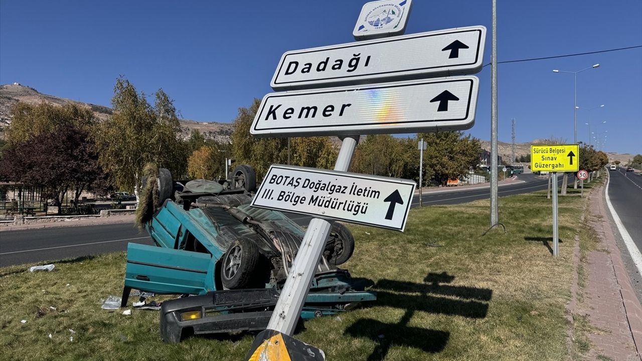 Kayseri'de Tırla Çarpışan Otomobilde 4 Yaralı