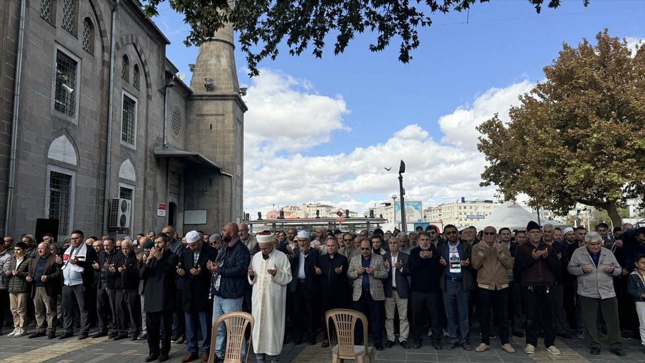 Kayseri'de Yahya Sinvar İçin Gıyabi Cenaze Namazı