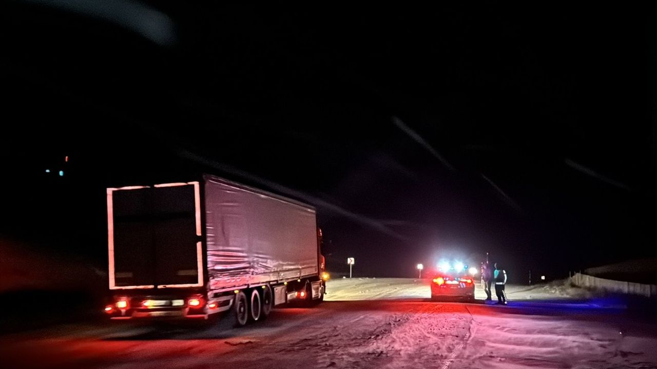 Kop Dağı Geçidi'nde Ulaşım Kontrollü Sağlanıyor