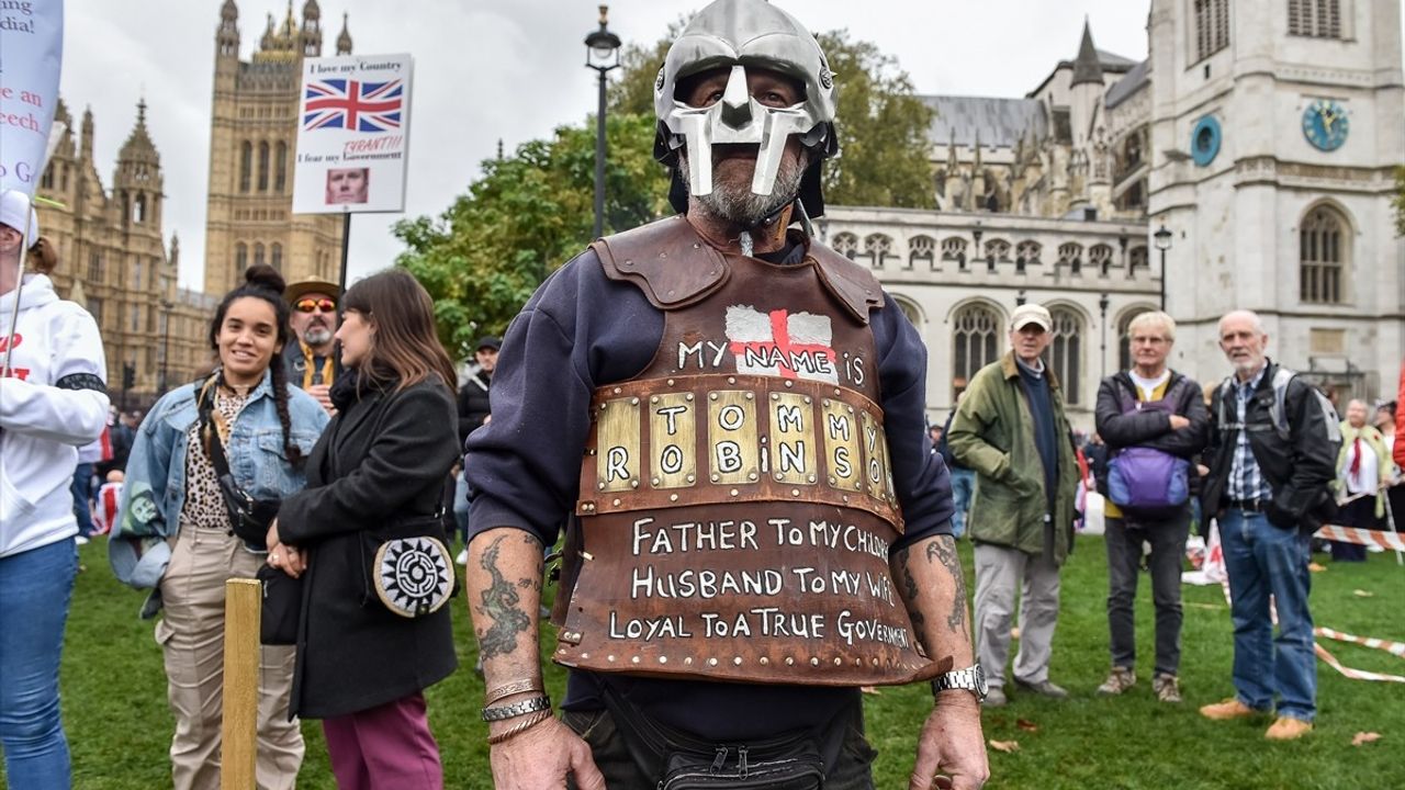 Londra'da Aşırı Sağcılar ve Irkçılık Karşıtları Gösteri Düzenledi