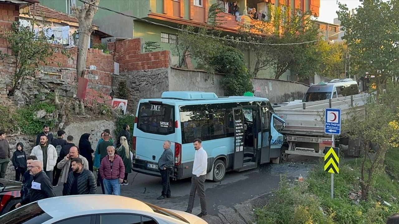 Maltepe'de Yolcu Minibüsü Tıra Çarptı: 8 Yaralı