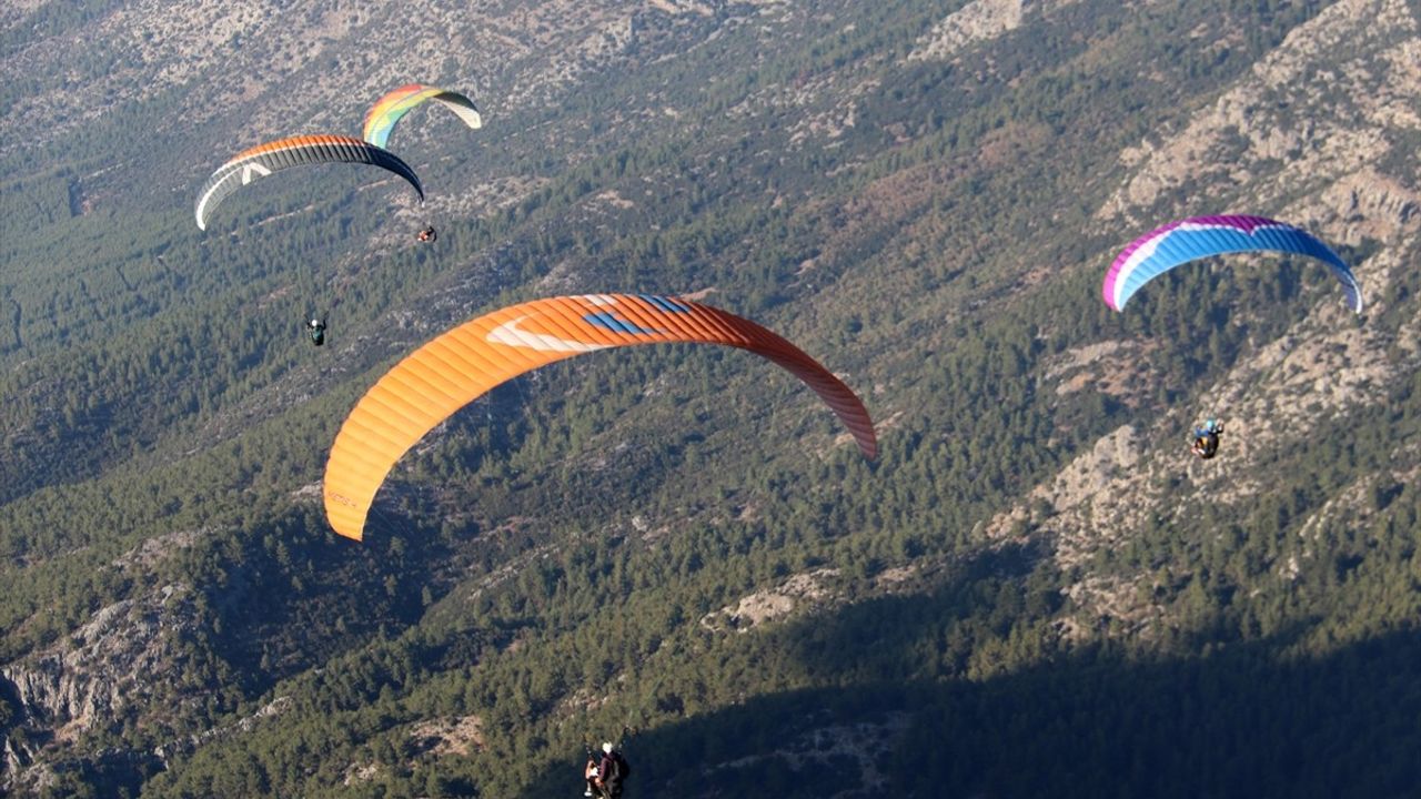 Muğla'da 24. Uluslararası Ölüdeniz Hava Oyunları Festivali Devam Ediyor