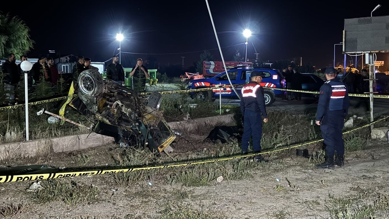 Nevşehir'de Direğe Çarpan Otomobilde Kaza: 1 Ölü, 3 Yaralı