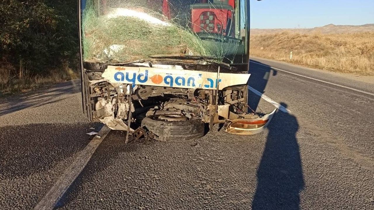 Niğde'de Yolcu Otobüsü ile Otomobil Çarpıştı: 1 Ölü, 3 Yaralı