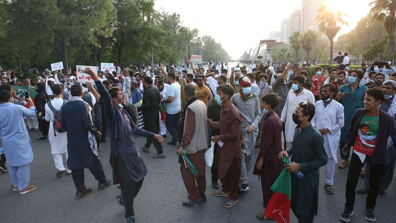 Pakistan'da Eski Başbakan İmran Han'ın Tahliyesi İçin Protesto