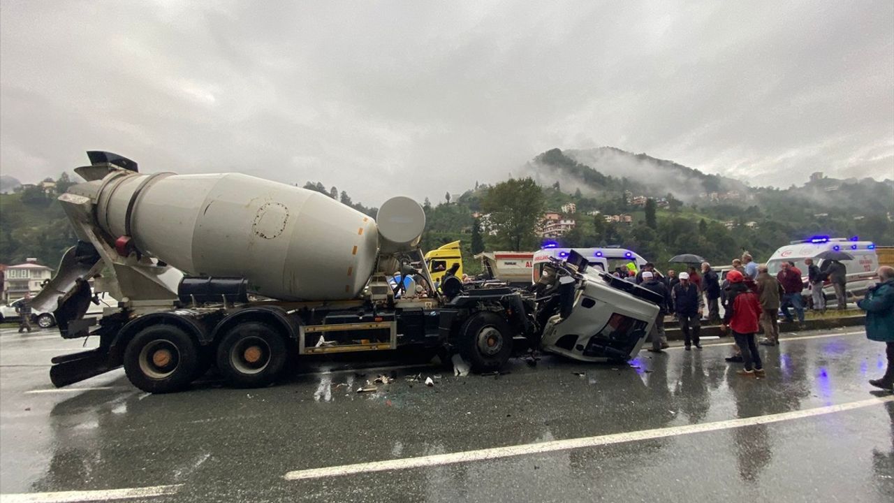 Rize'de Betom Mikserine Çarpan Kamyon Kazasında İki Yaralı