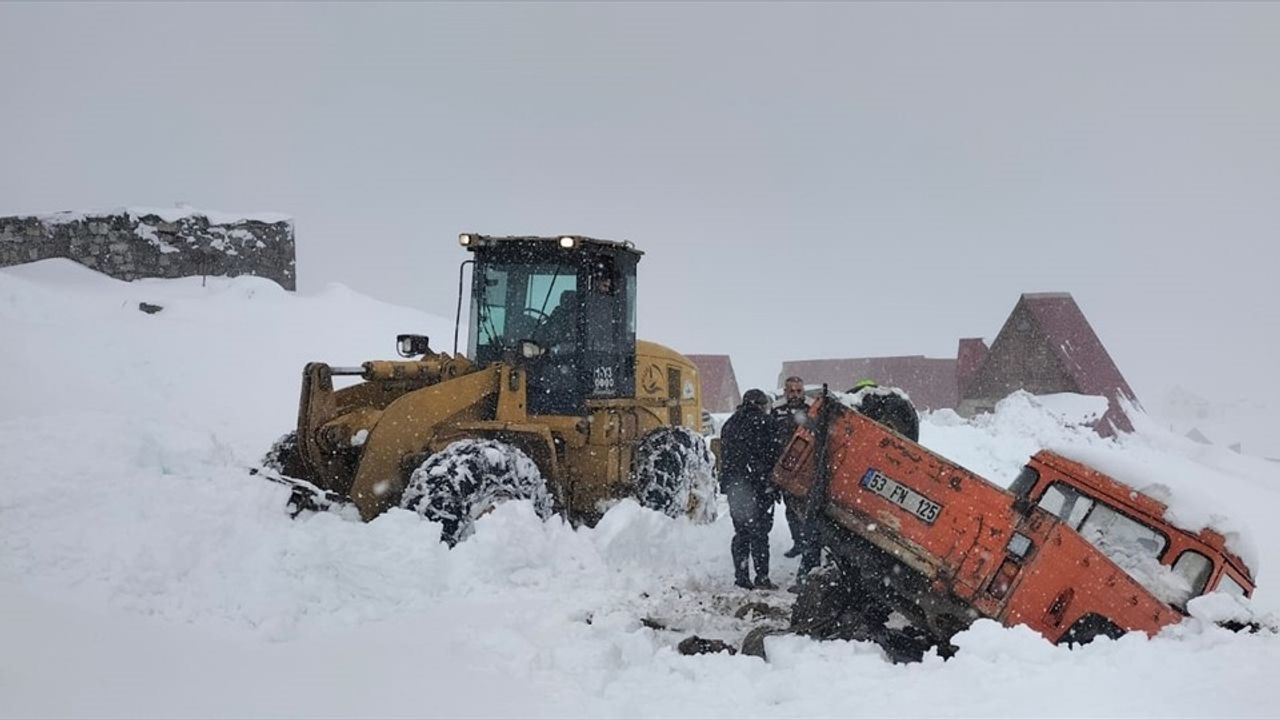 Rize'de Karla Mahsur Kalan 6 Kişi Kurtarıldı