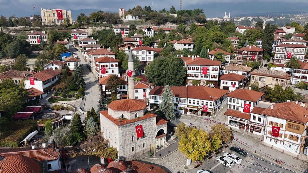 Safranbolu'da Tarihi Yapılar Cumhuriyet Bayramı İçin Süsleniyor