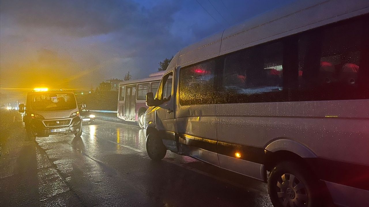 Sakarya'da Otomobil ve Servis Minibüsü Çarpıştı: 4 Yaralı