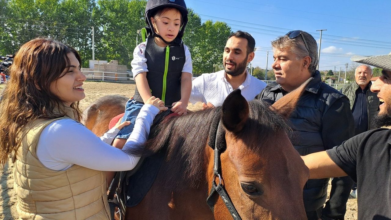 Sakarya'da Özel Gereksinimli Bireylere Atlı Terapi Desteği