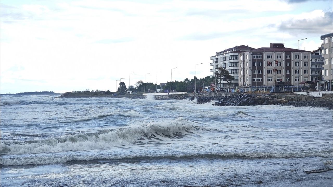 Samsun'da Şiddetli Rüzgar Dalgalara Neden Oldu