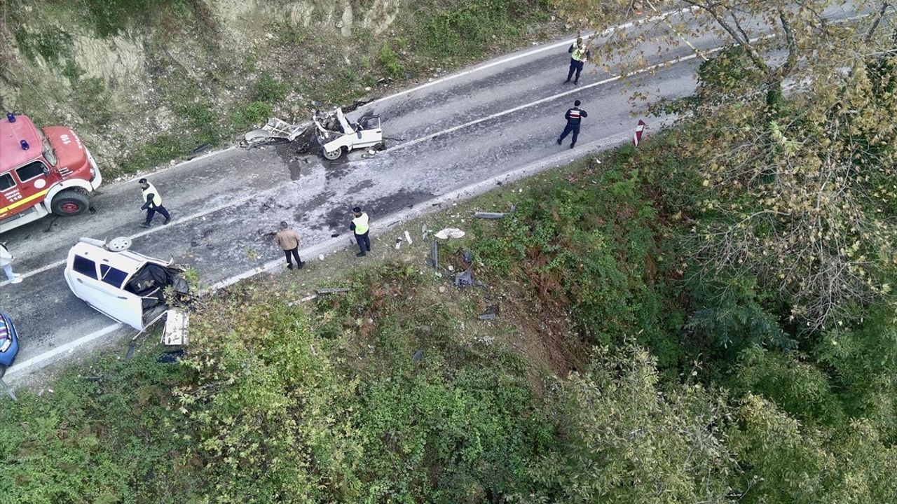 Sinop'ta Zincirleme Trafik Kazası: Üç Yaralı