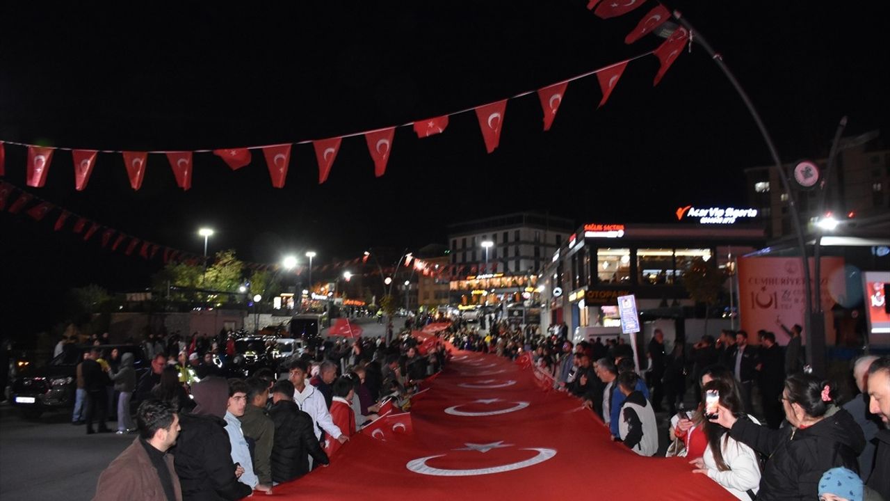 Şırnak'ta 29 Ekim İçin 101 Metrelik Türk Bayrağıyla Fener Alayı Düzenlendi