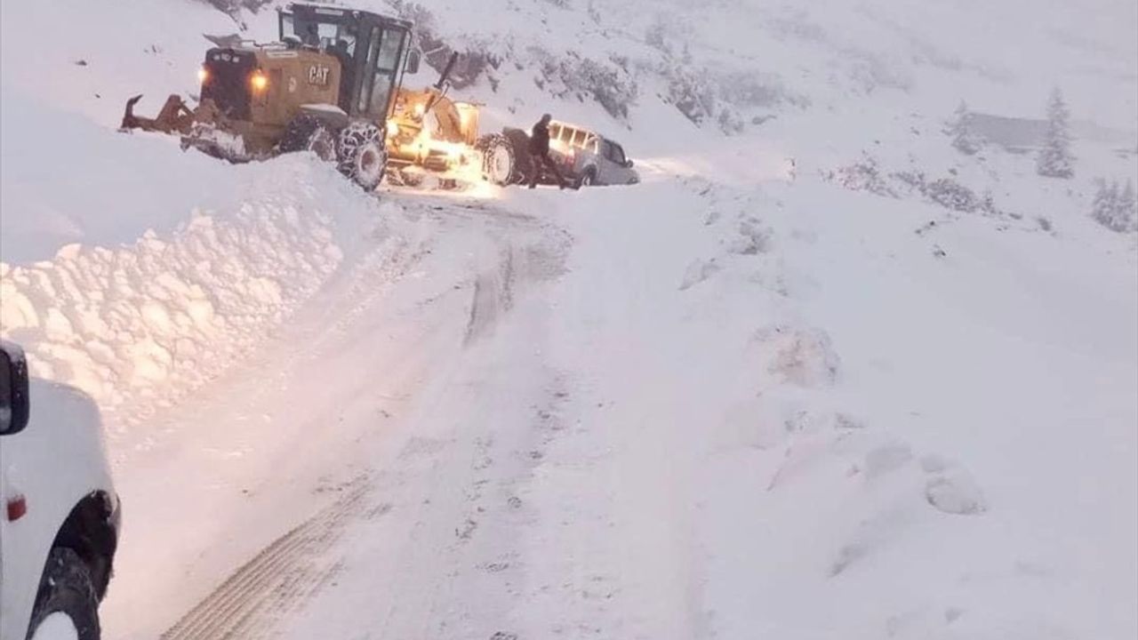 Sis Dağı Yaylası'nda Kar Nedeniyle Mahsur Kalanlar Kurtarıldı