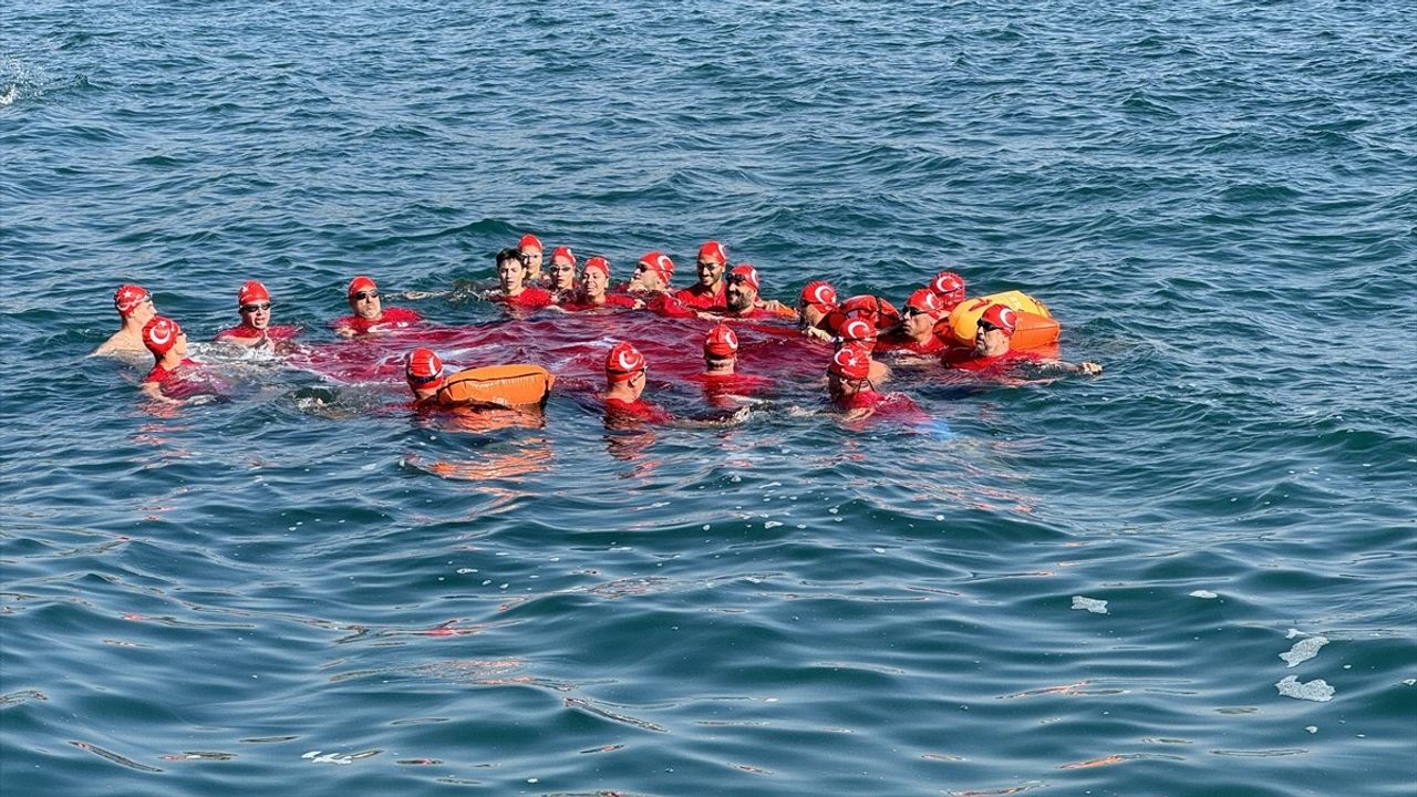 Tekirdağ'da Yüzücülerden Cumhuriyet Kutlaması