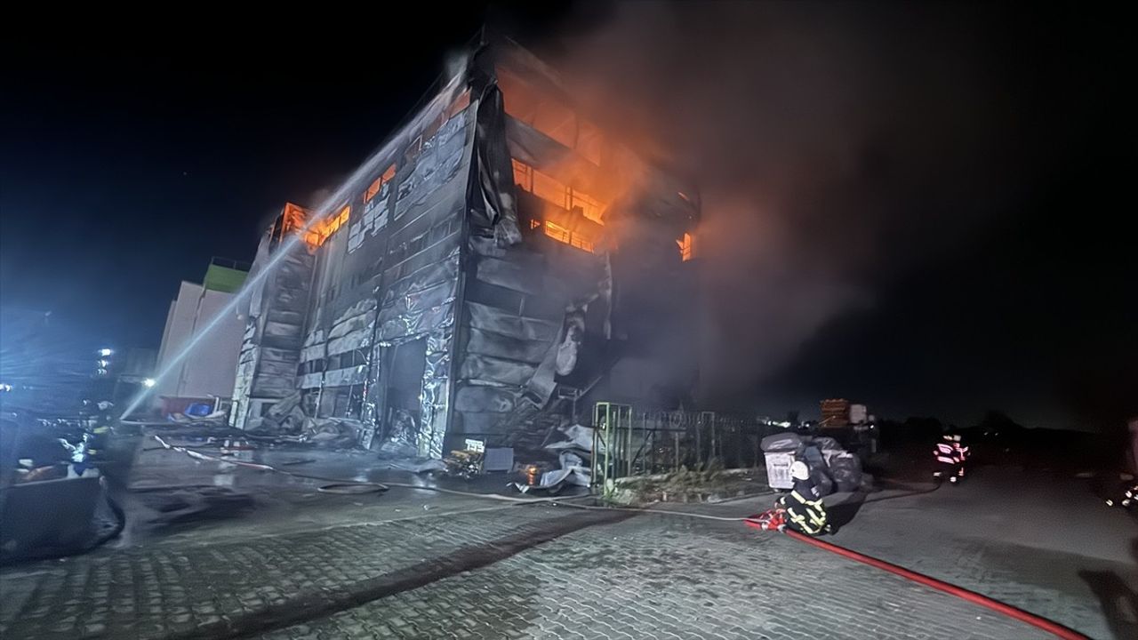 Tekirdağ'daki Kozmetik Fabrikasında Yangın Kontrol Altına Alındı