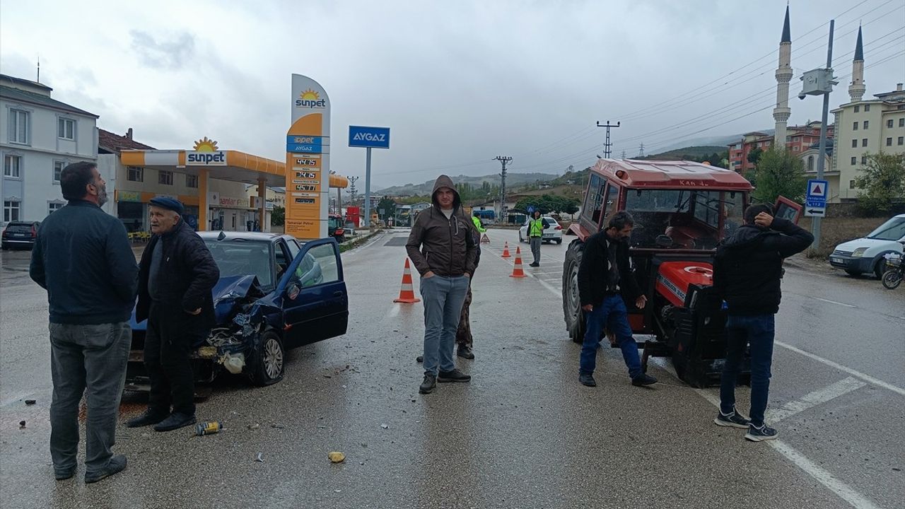 Tokat'ta Otomobil ve Traktör Çarpıştı, 4 Yaralı