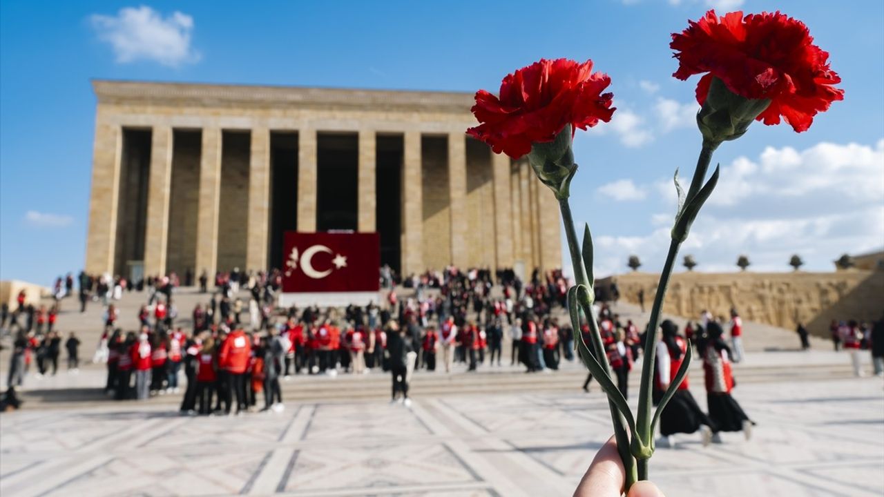 Türk Kızılay Gönüllüleri Anıtkabir'de