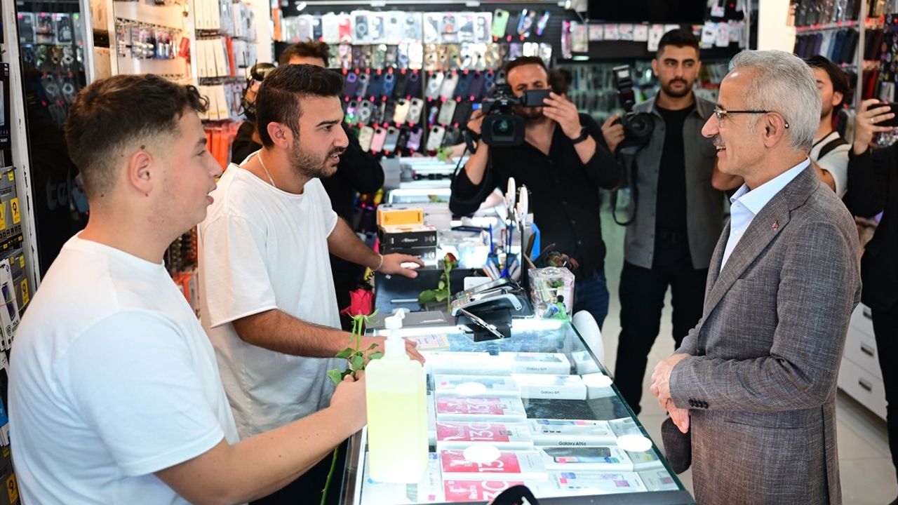 Ulaştırma ve Altyapı Bakanı Uraloğlu İstanbul Çekmeköy'de Ziyaretlerde Bulundu