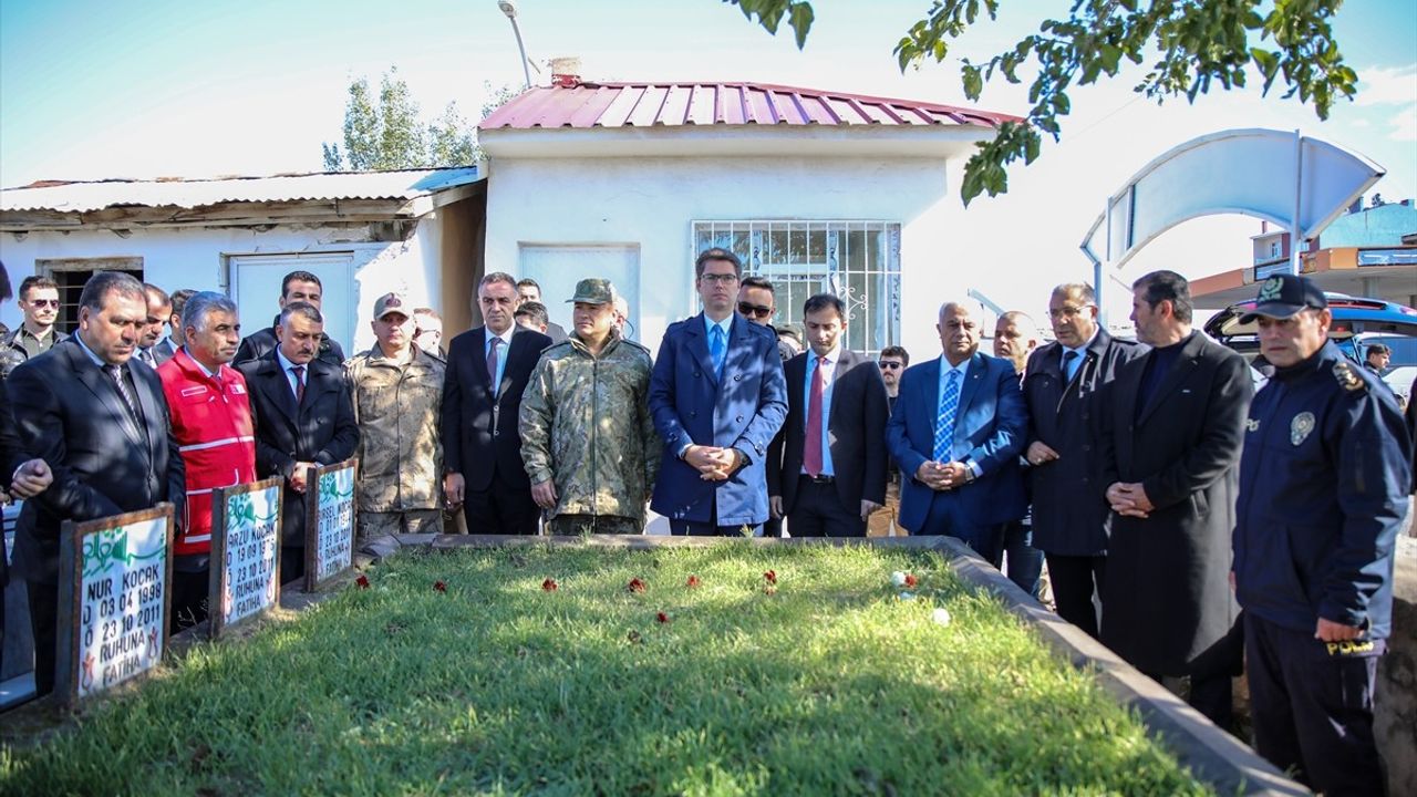 Van Depreminde Hayatını Kaybedenler Kabirleri Başında Anıldı