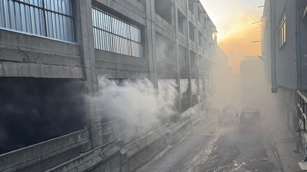 Zeytinburnu'nda 12 Katlı Binada Yangın Çıktı