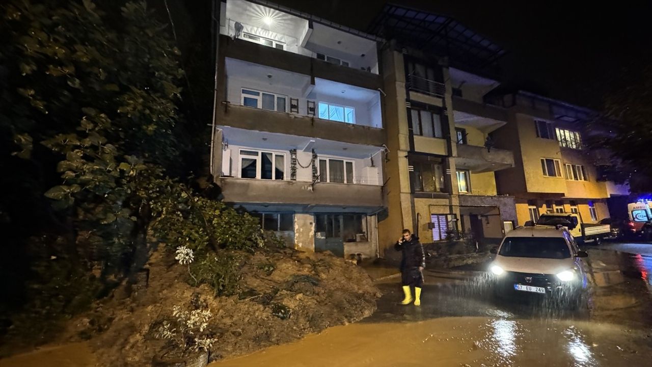 Zonguldak'ta Heyelan Nedeniyle Apartmanda Mahsur Kalanlar Kurtarıldı