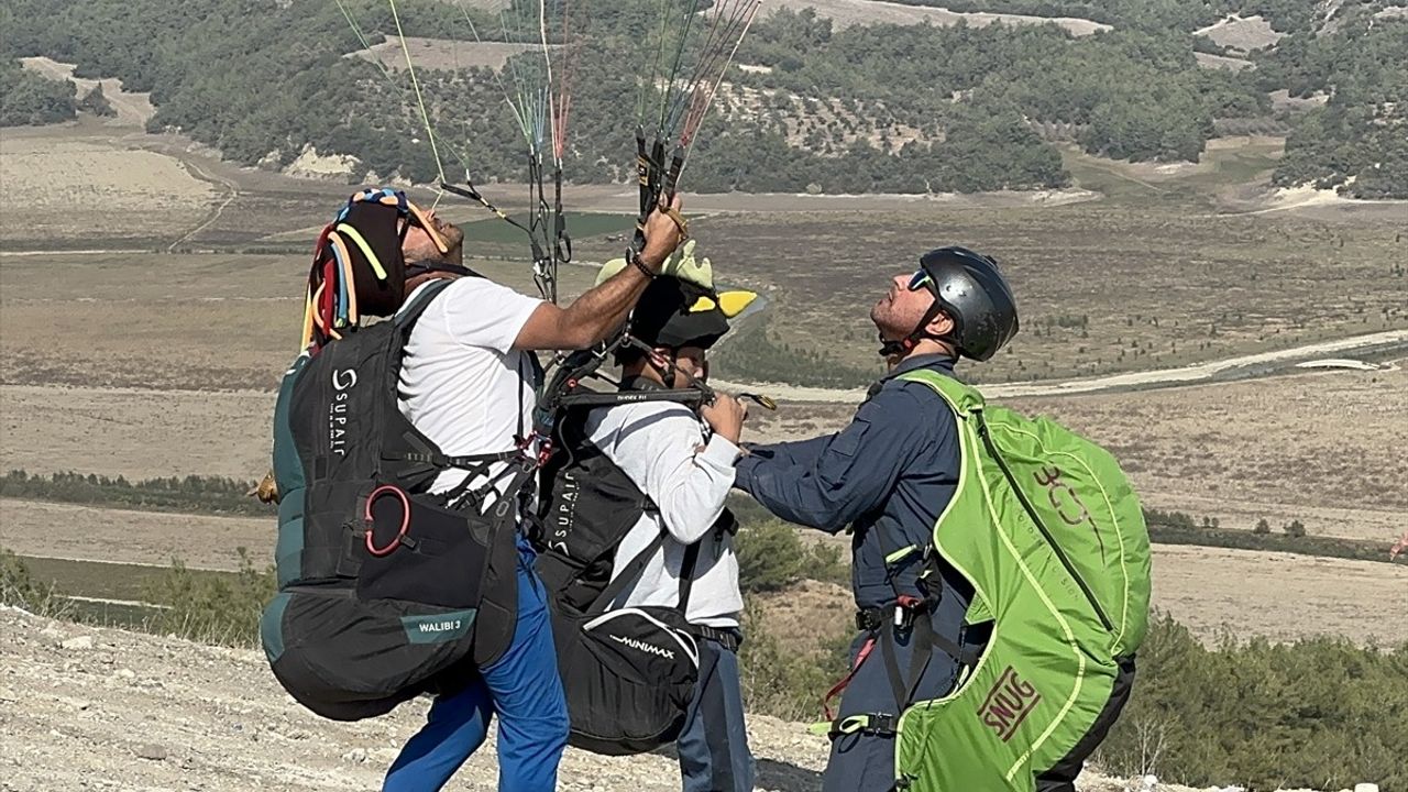 Adana'da 13. Kostümlü Yamaç Paraşütü Festivali Gerçekleşti