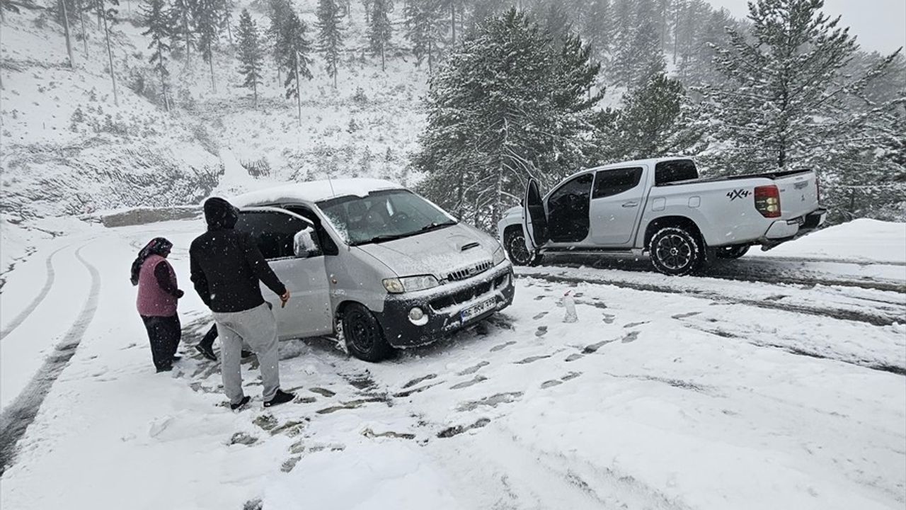 Adana'da Karda Mahsur Kalan 5 Kişi Kurtarıldı