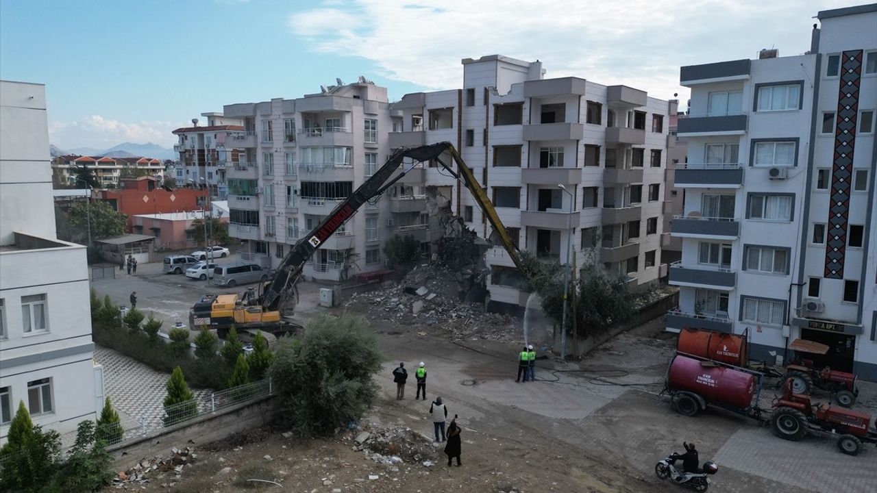 Adana'da Orta Hasarlı Binaların Yıkım Süreci Devam Ediyor