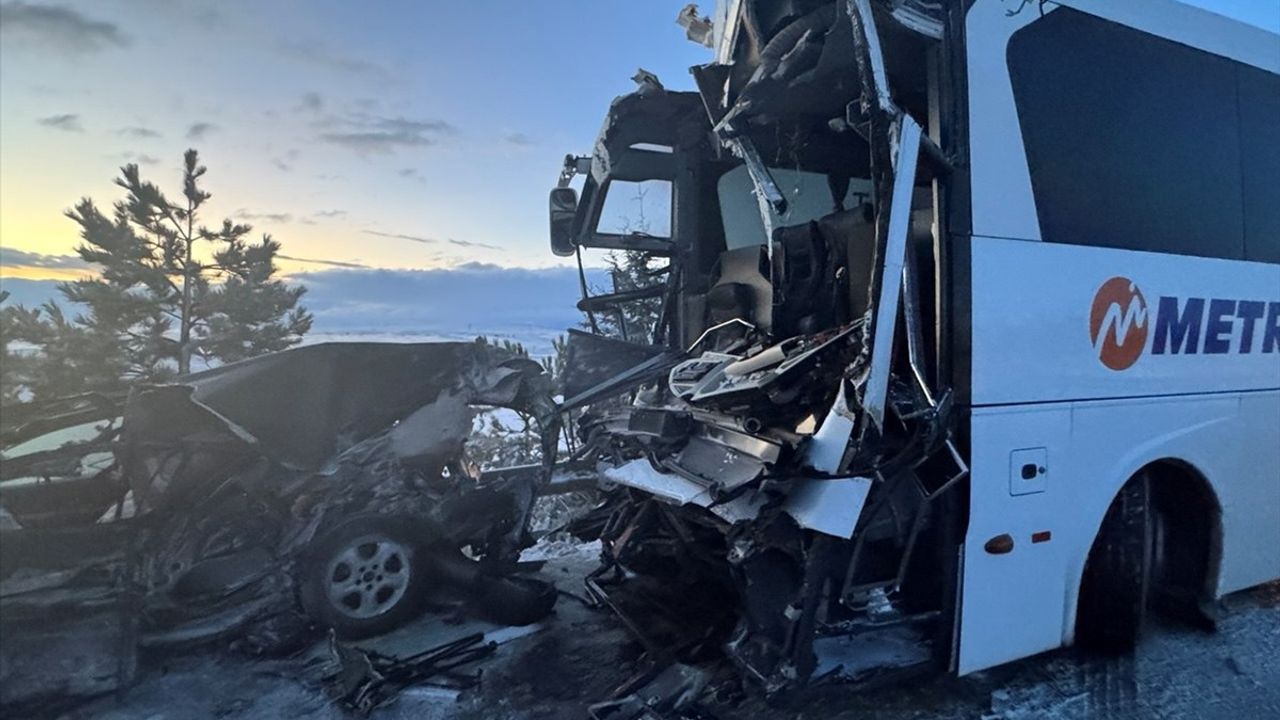 Afyonkarahisar'da Üç Araçlı Trafik Kazası: 30 Yaralı