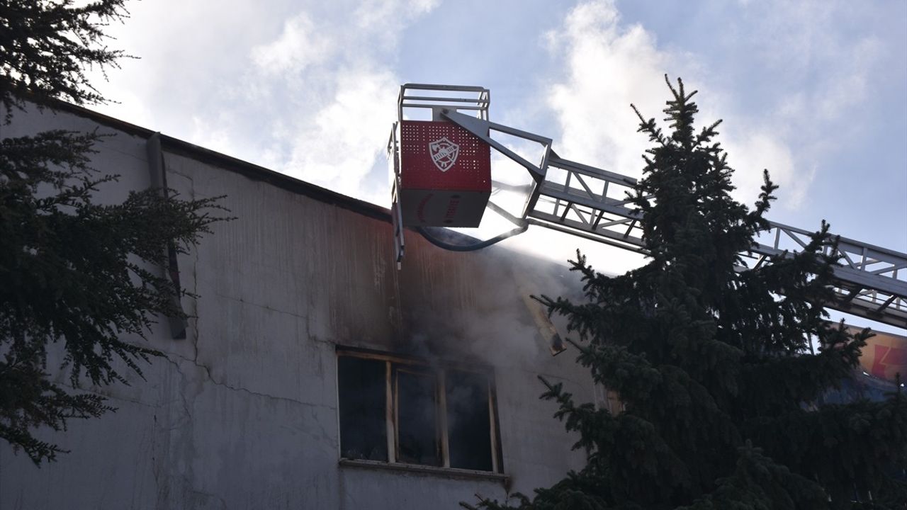 Afyonkarahisar'da Yedek Parça Dükkanında Yangın Çıktı