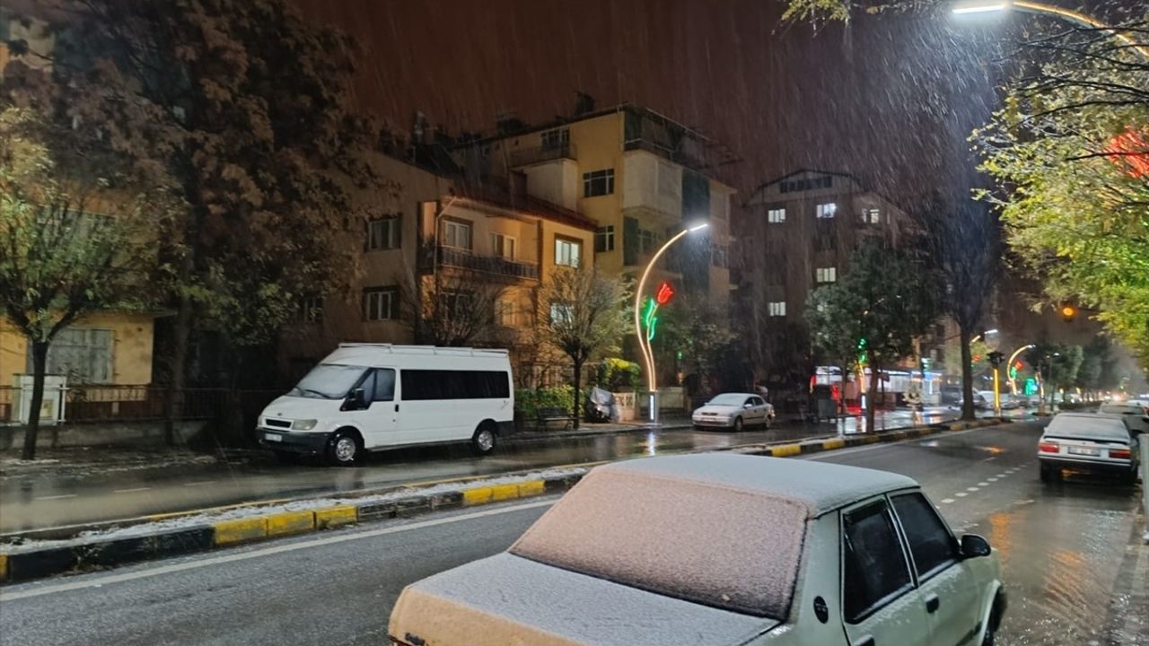 Afyonkarahisar'da Yoğun Kar Yağışı Etkili Oluyor