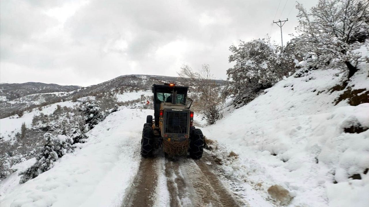 Amasya'da Kar Yağışı 93 Köy Yolunu Kapattı