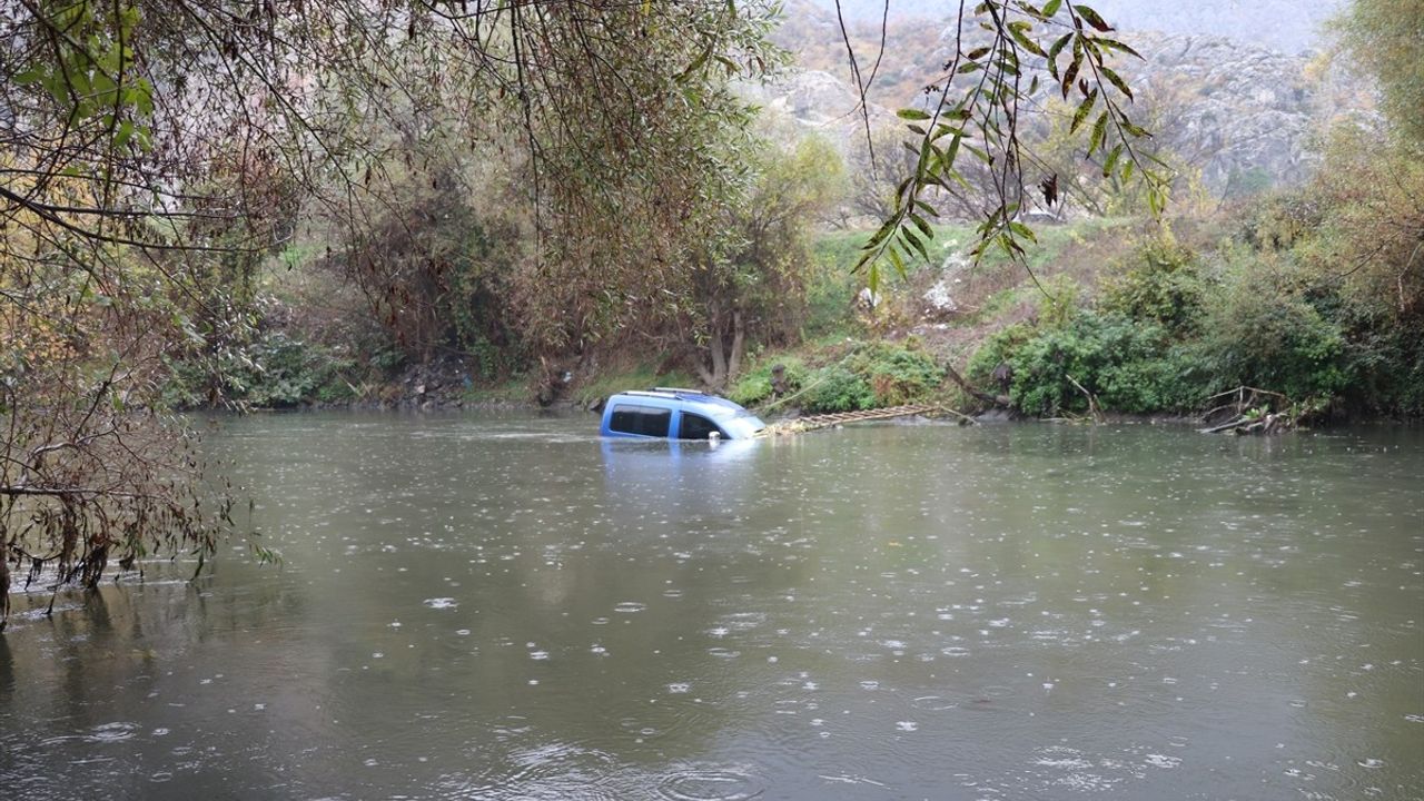 Amasya'da Nehre Düşen Araç Kazası: Sürücü Yara Almadan Kurtuldu