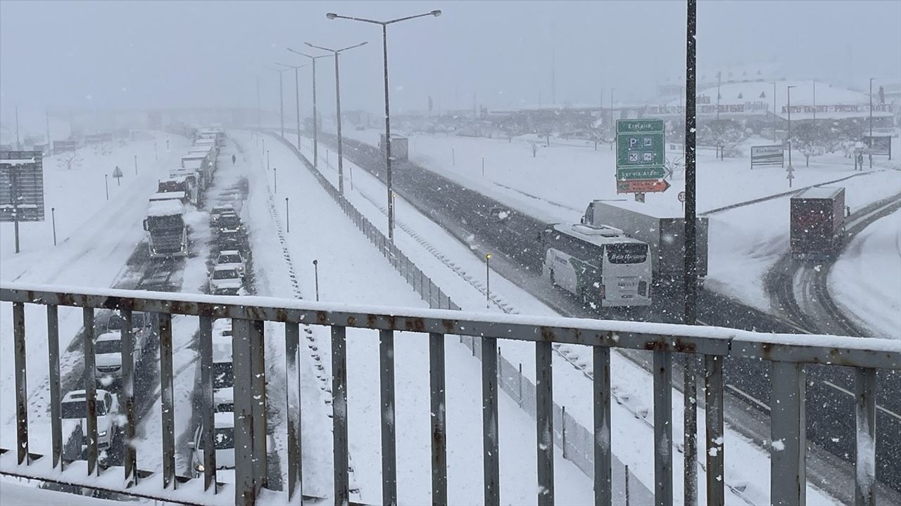 Anadolu Otoyolu Bolu Kesiminde Ulaşım Kar Sebebiyle Kapandı