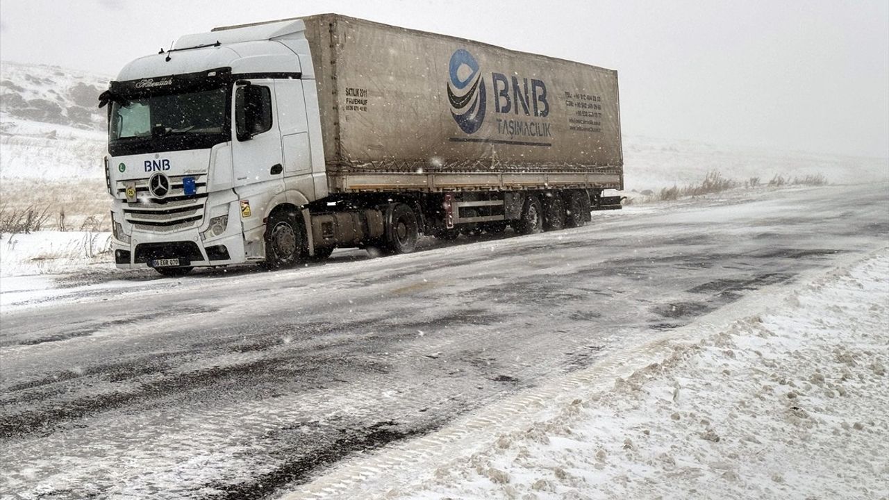 Ardahan-Şavşat Kara Yolu Ağır Araçlara Kapatıldı