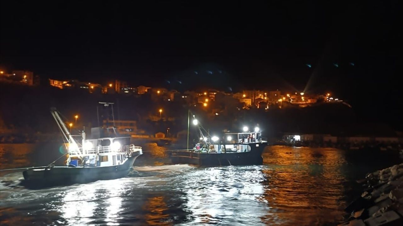 Arnavutköy'de Karaya Oturan Balıkçı Teknesi Kurtarıldı