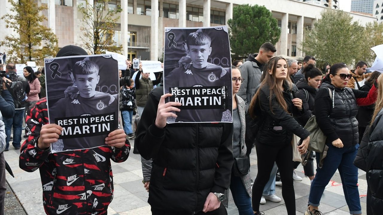 Arnavutluk'ta Akran Şiddetine Dikkat Çeken Protesto