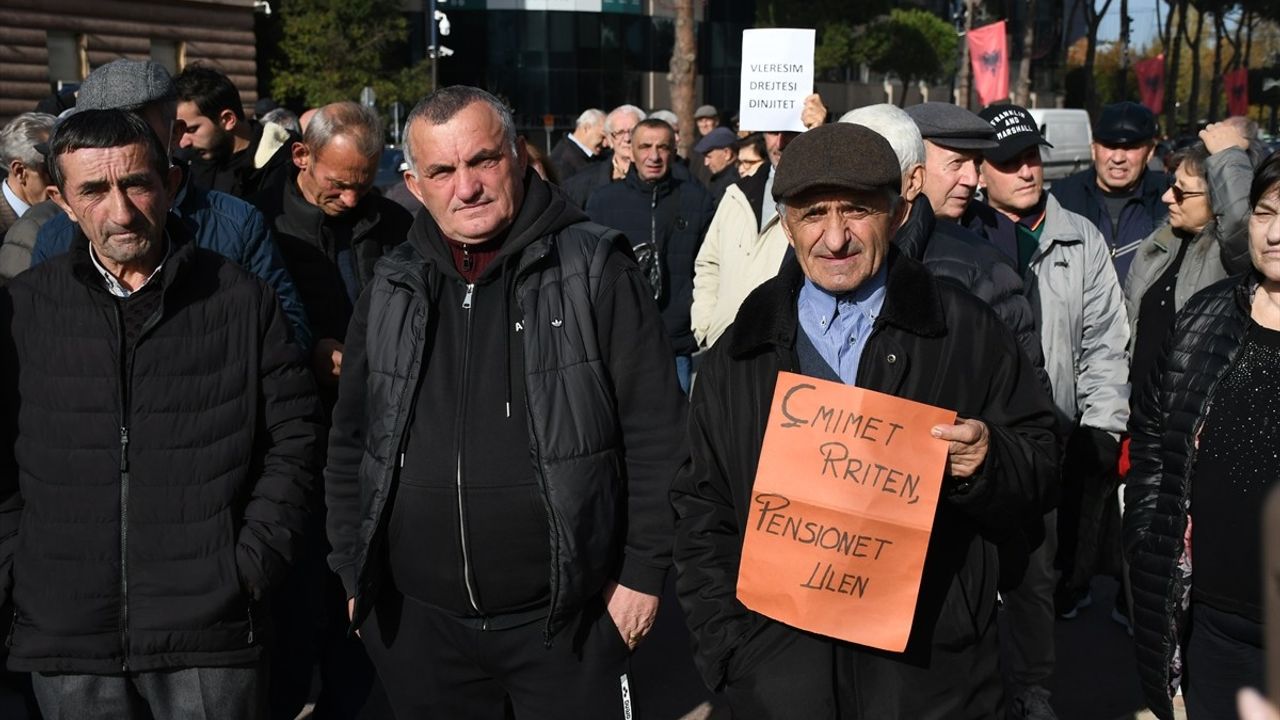 Arnavutluk'ta Emekliler Maaş Artışı İçin Sokağa Çıktı