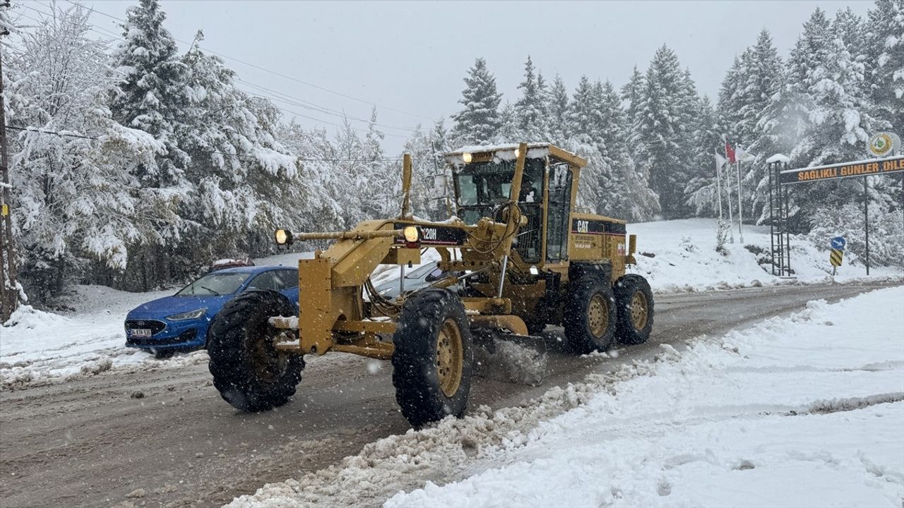 Artvin'de Kar Yağışı 7 Köy Yolunu Kapattı