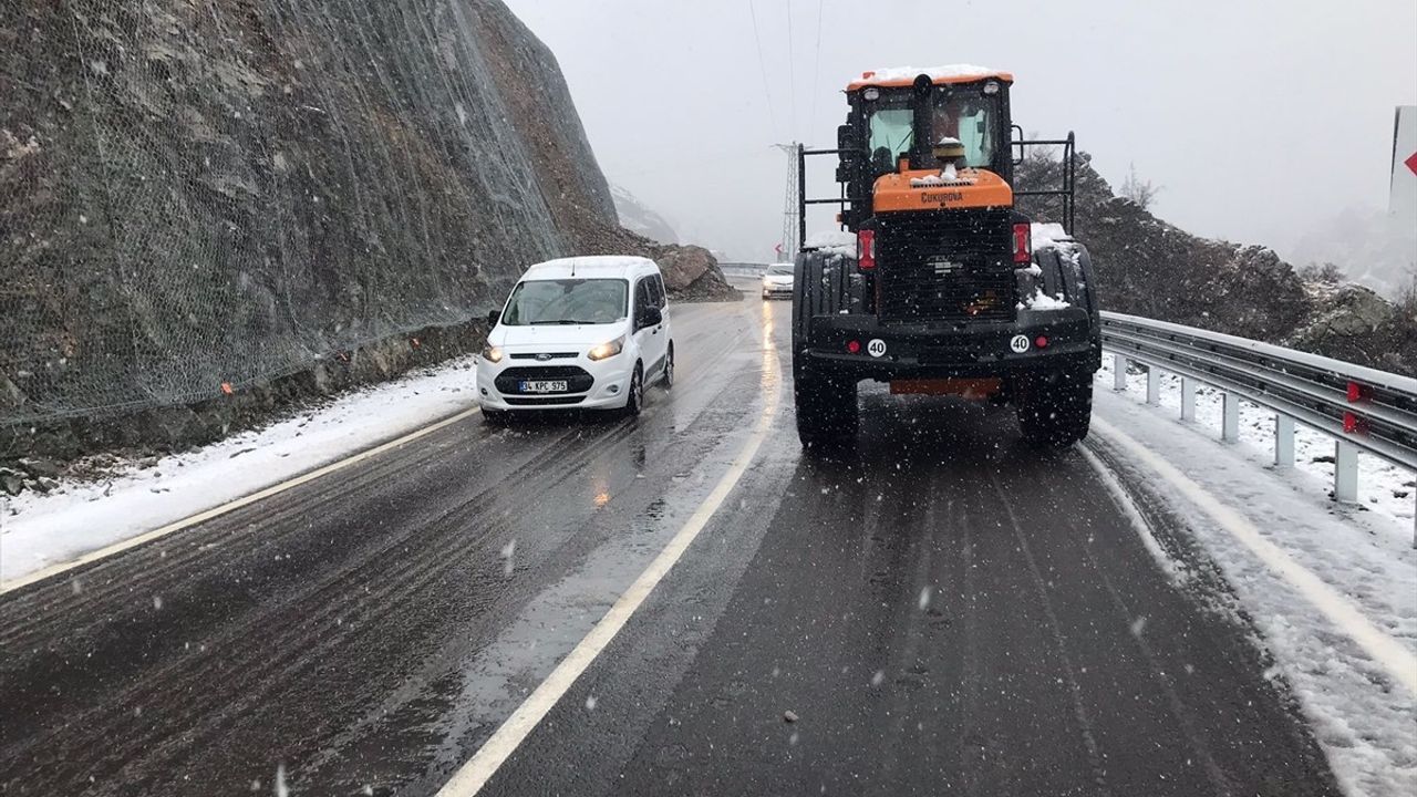 Artvin-Yusufeli Yolunda Heyelan nedeniyle Ulaşım Kontrollü Devam Ediyor