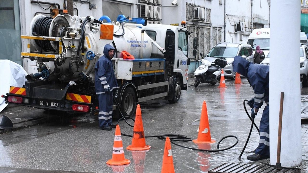 Balıkesir'de Sağanak Yağış Sonrası 502 İhbara Müdahale Edildi