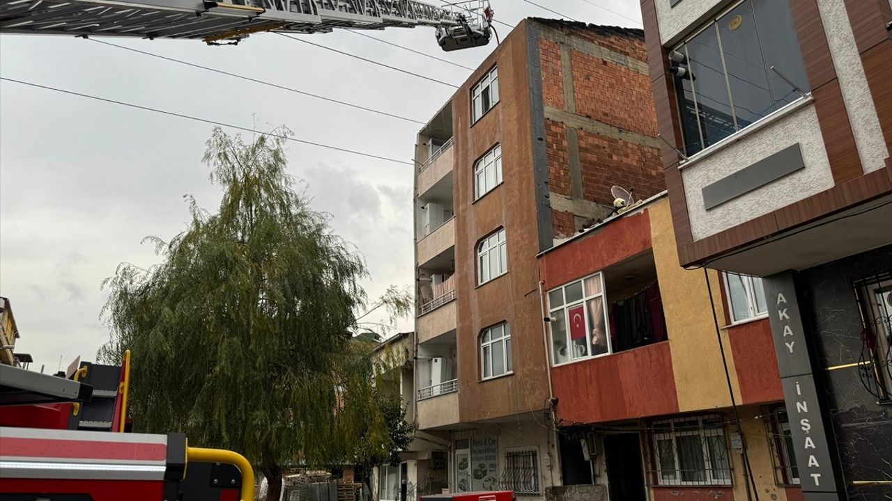 Başakşehir'deki Yangın İki Bina Çatısına Zarar Verdi