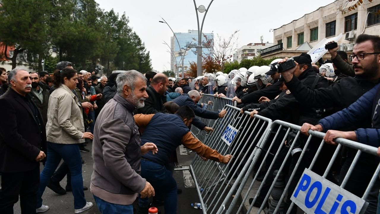 Batman Belediyesi Önünde Protesto: 9 Gözaltı