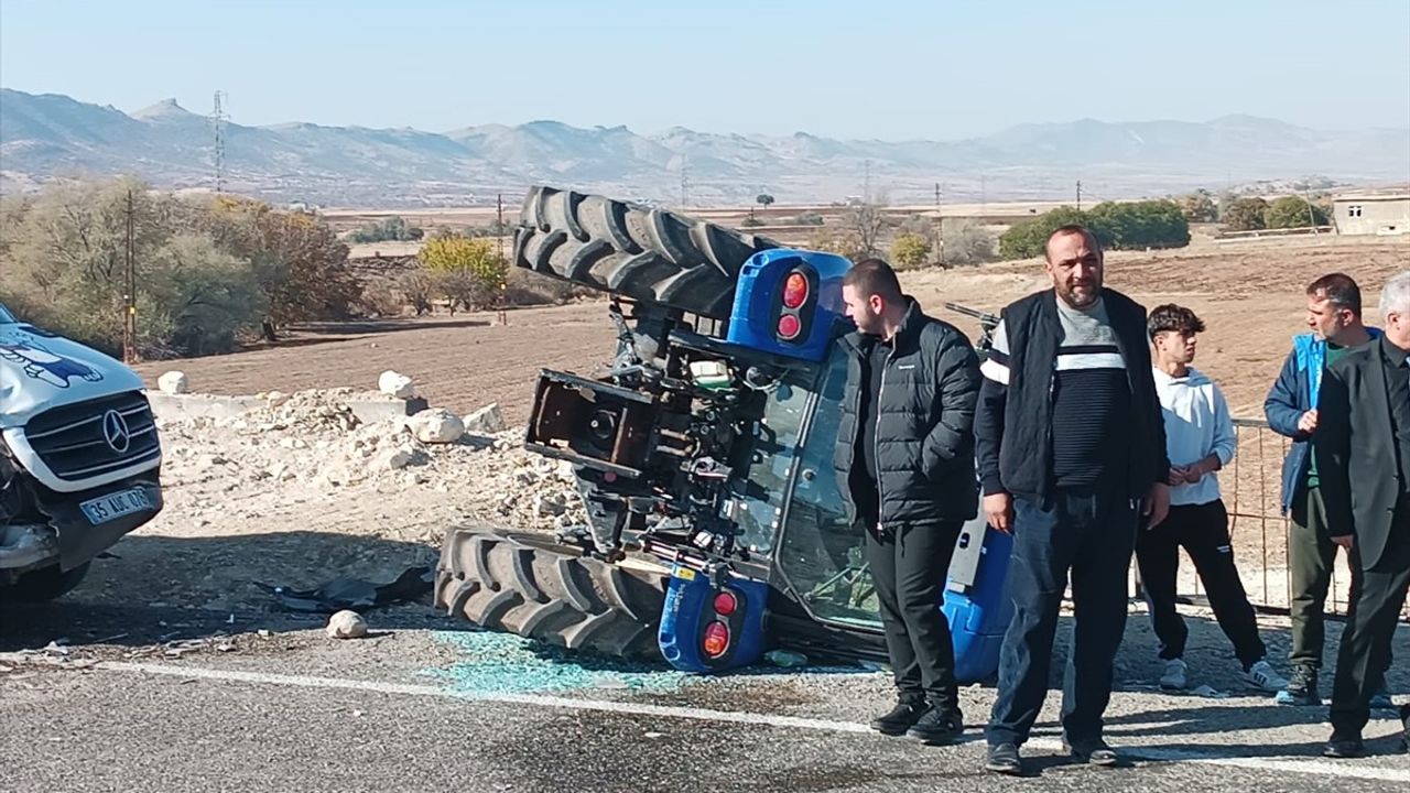 Batman'da Minibüs-Traktör Kazası: 5 Yaralı