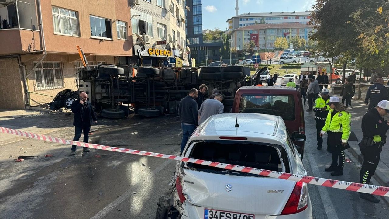 Bayrampaşa'da İBB Yol Bakım Aracı Kazası: 3 Yaralı