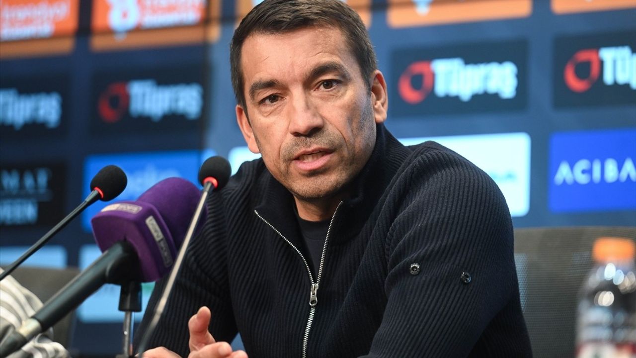 Beşiktaş Teknik Direktörü Van Bronckhorst, Şampiyonluk İçin Pes Etmeyeceğini Açıkladı