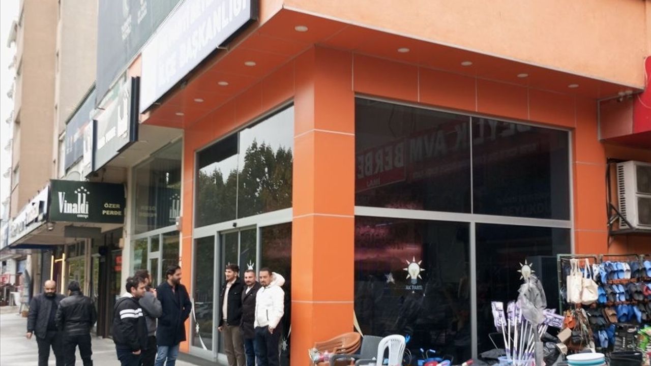 Beylikdüzü'nde AK Parti İlçe Başkanlığına Taşlı Saldırı