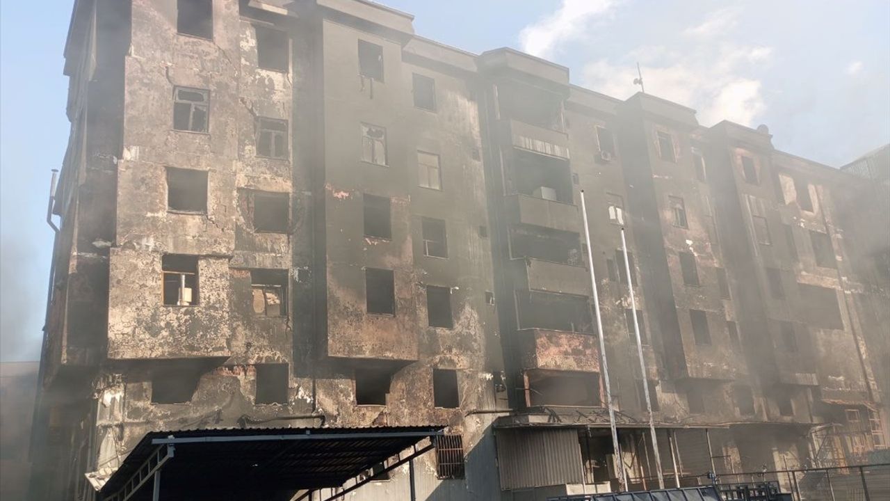 Beylikdüzü'nde Fabrika Yangını 36. Saatinde: Müdahale Devam Ediyor